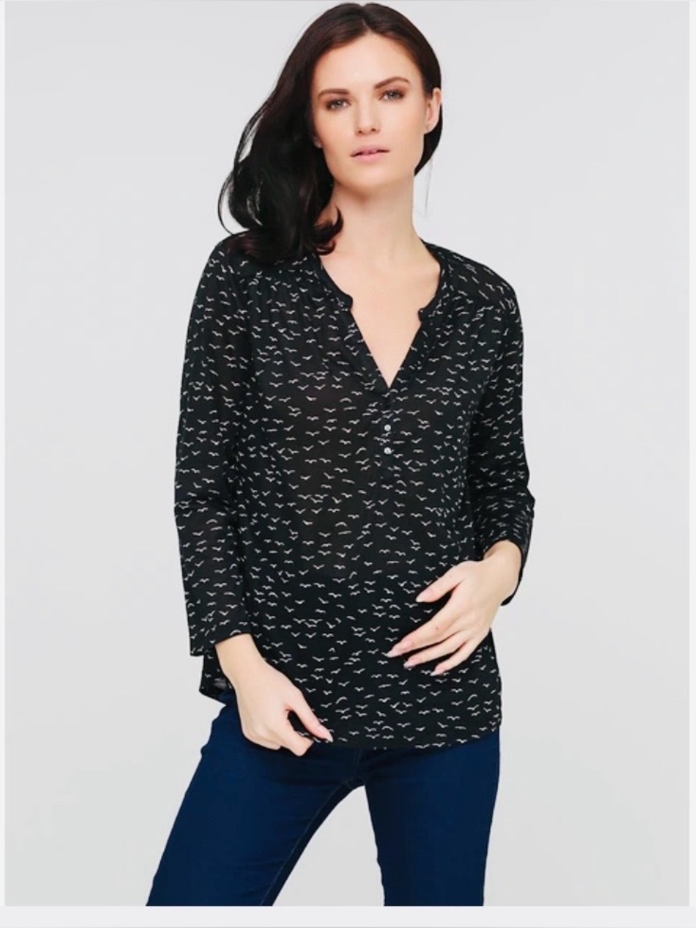 #3349**Black & White Bird-Print V-Neck Women’s Top